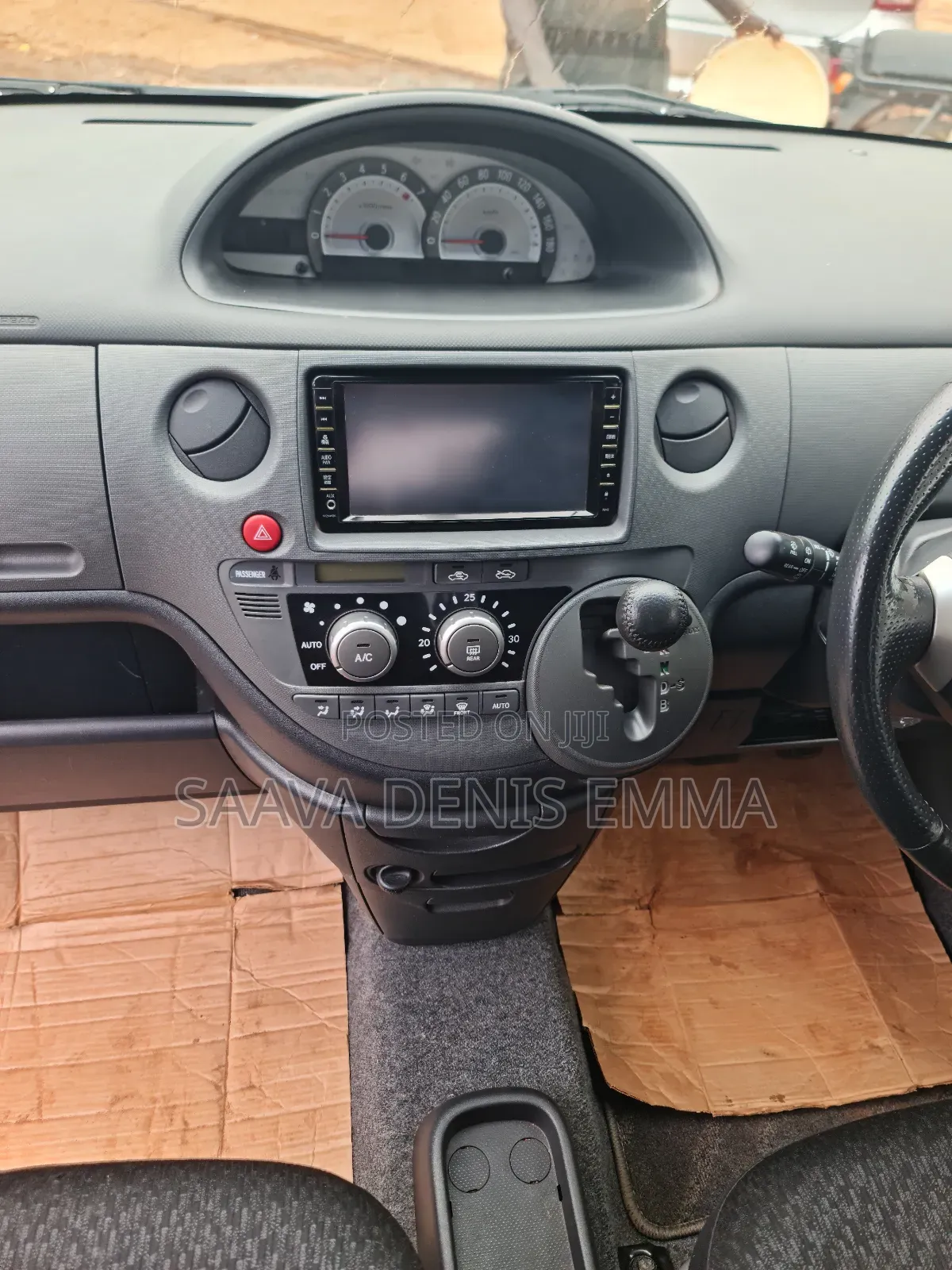 Toyota Sienta 2012 Silver