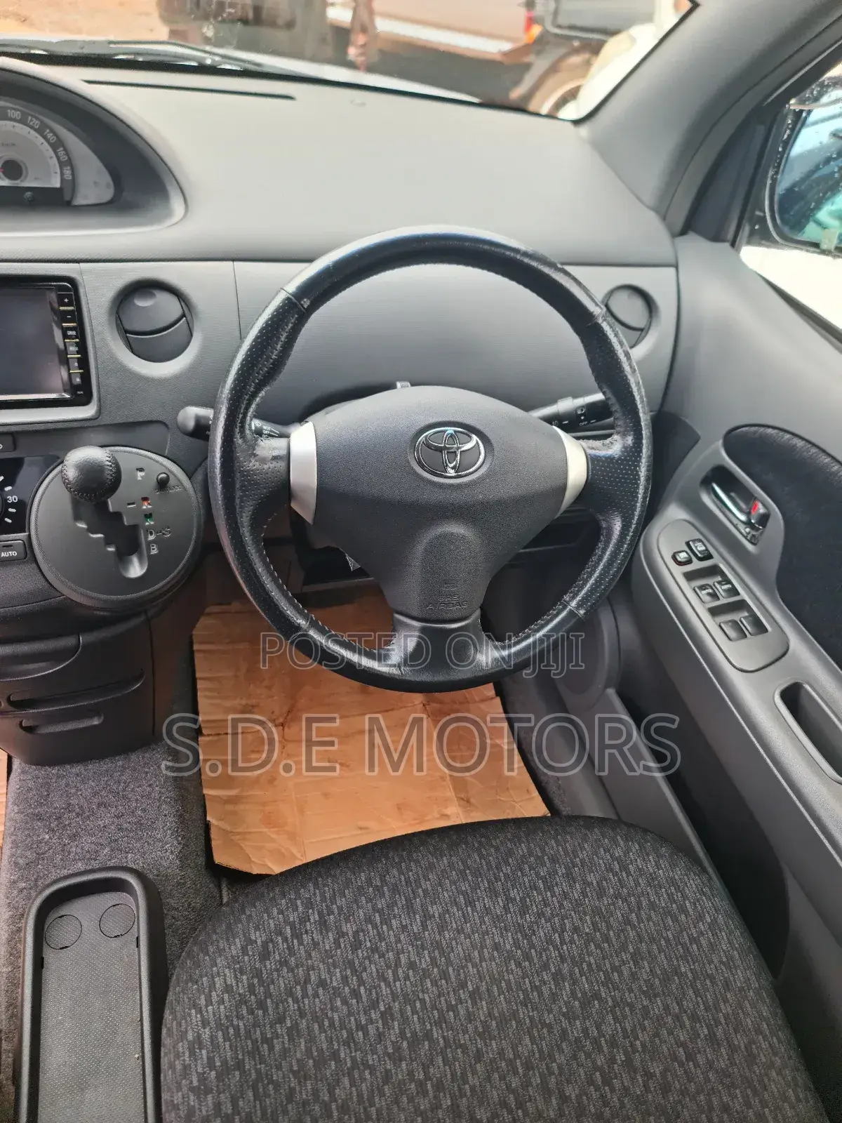 Toyota Sienta 2012 Silver