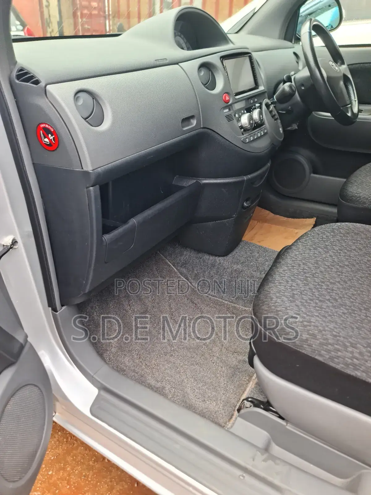 Toyota Sienta 2012 Silver