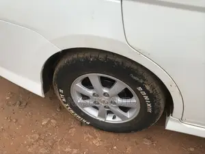 Toyota ISIS 2009 White