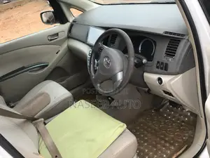 Toyota ISIS 2009 White