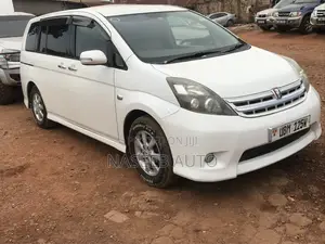 Toyota ISIS 2009 White