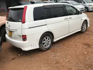 Toyota ISIS 2009 White
