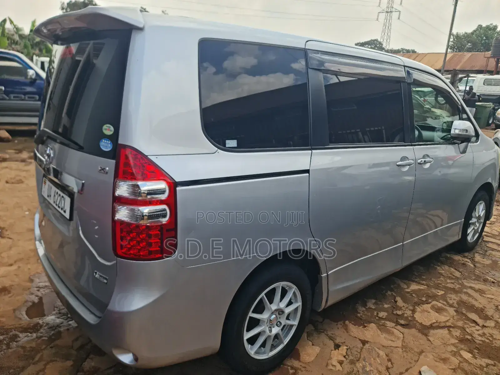 Toyota Noah 2010 Silver