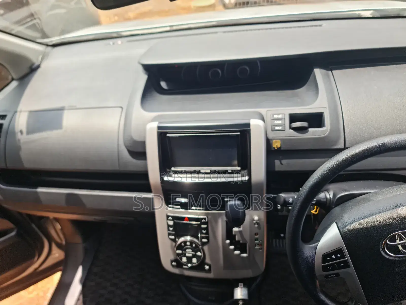 Toyota Noah 2010 Silver