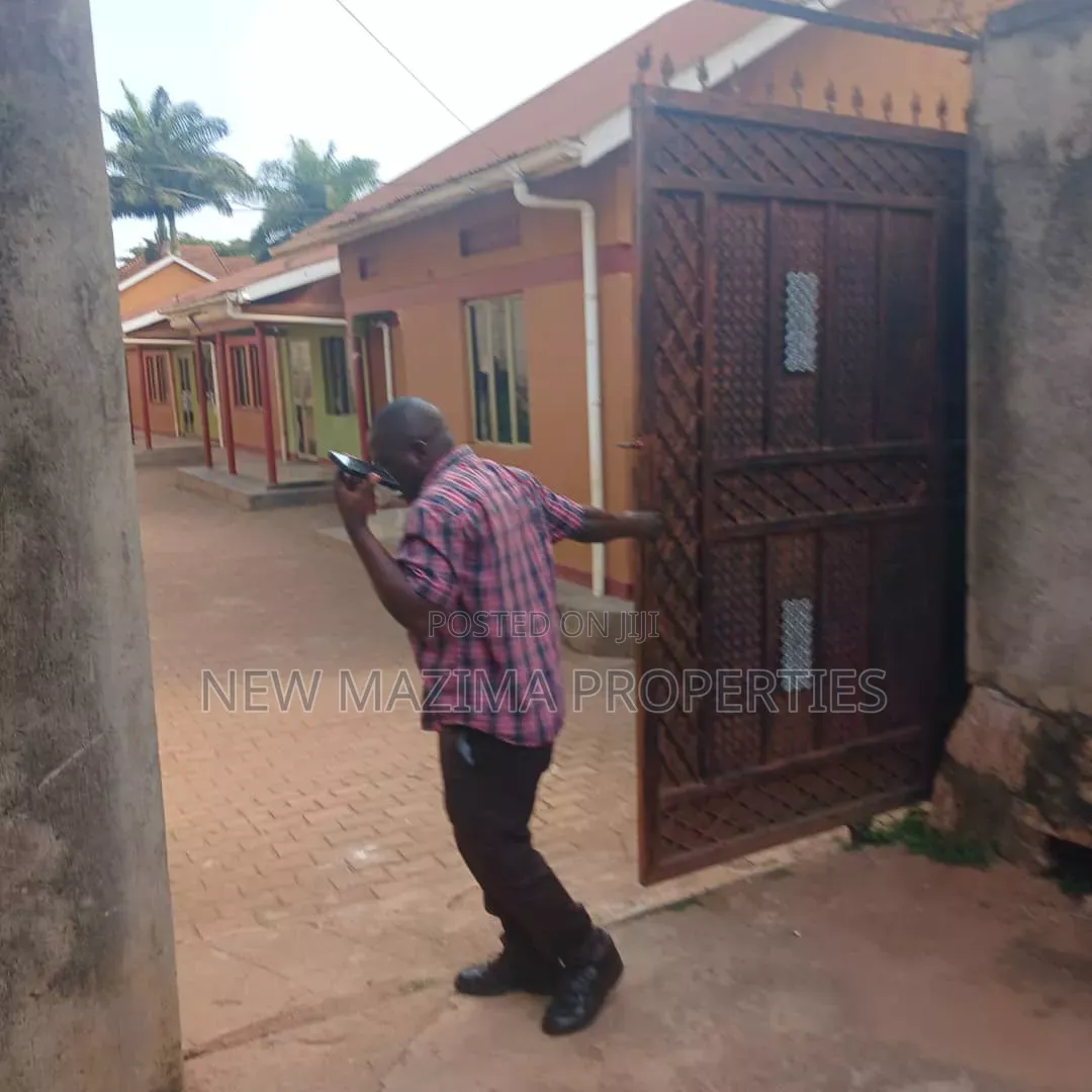 10bdrm House in Ntebe Rd, Central Division for sale