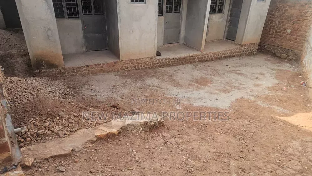 3bdrm House in Seguku Ntebe Rd, Central Division for sale