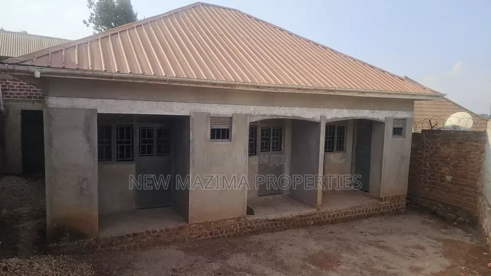 3bdrm House in Seguku Ntebe Rd, Central Division for sale