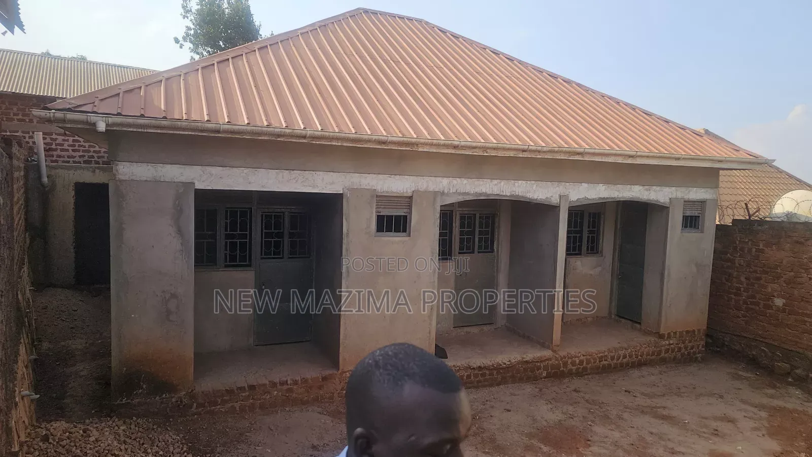 3bdrm House in Seguku Ntebe Rd, Central Division for sale