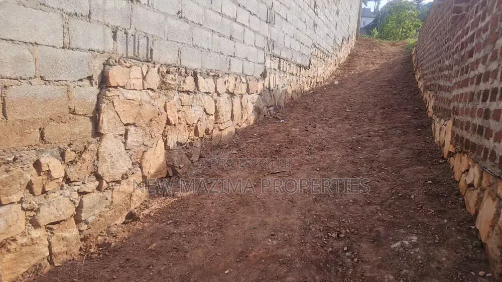 3bdrm House in Seguku Ntebe Rd, Central Division for sale