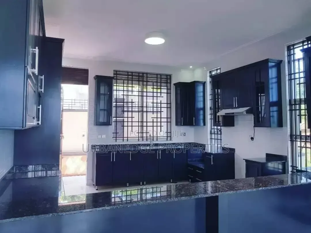 6bdrm Mansion in Lubowa, Central Division for rent