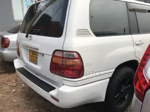 Toyota Land Cruiser 2001 White