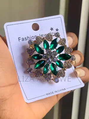 Flower Brooch With a Vibrant Emerald Green Crystal Petals