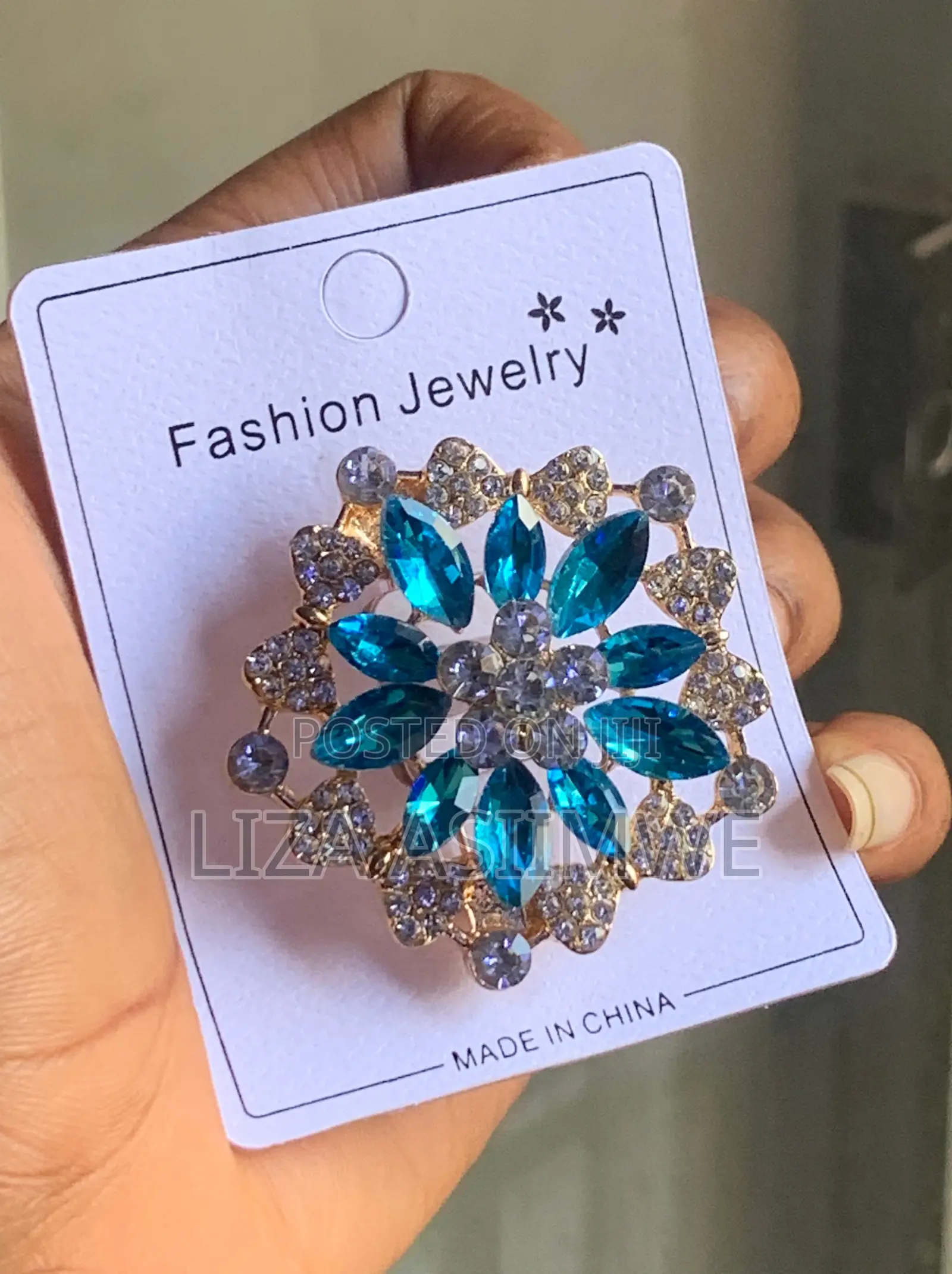 Charming, Star-Mandala Flower Design in a Vibrant Royal Blue