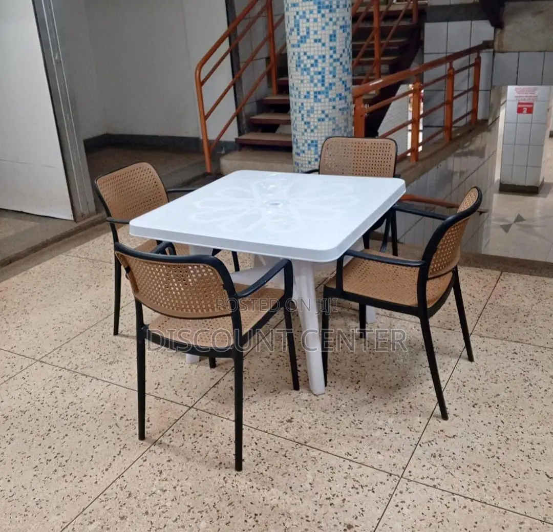 Plastic Dinning 4 Seater