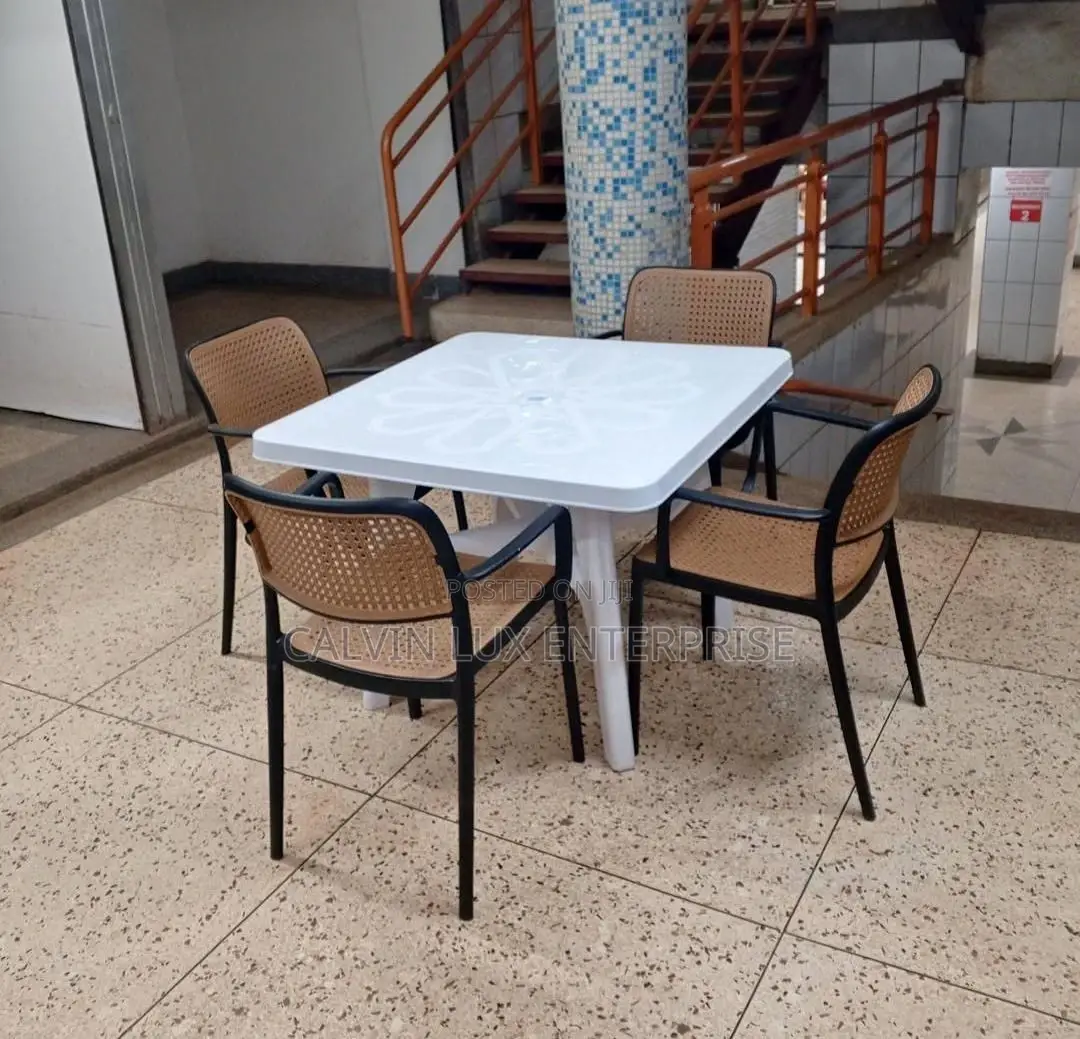 Plastic Dinning 4 Seater