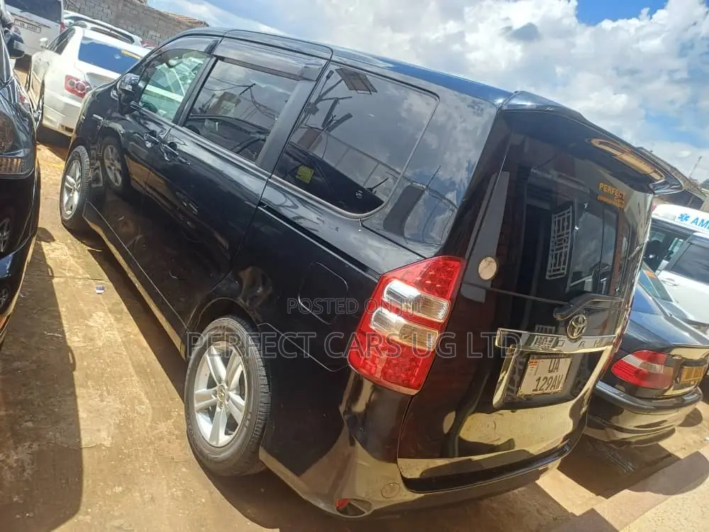 Toyota Noah 2.0 143hp AWD (8 Seater) 2011 Black