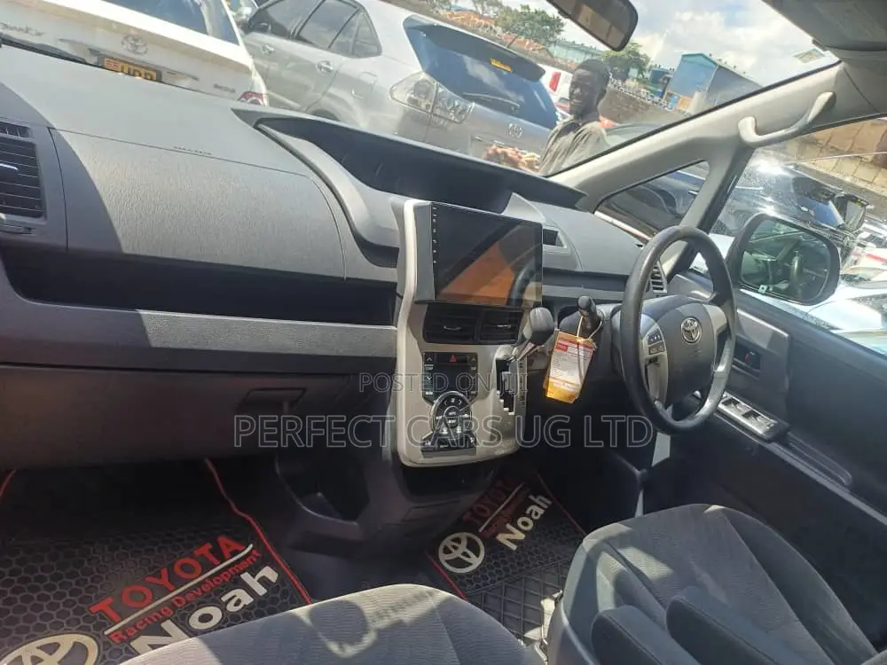 Toyota Noah 2.0 143hp AWD (8 Seater) 2011 Black