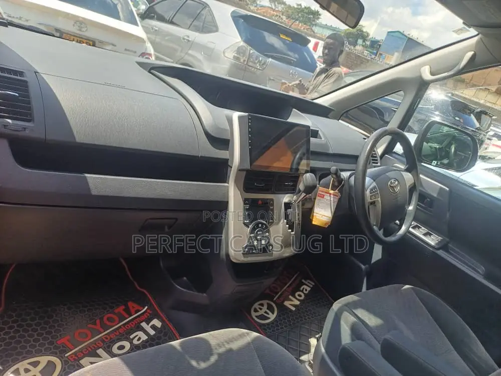 Toyota Noah 2.0 143hp AWD (8 Seater) 2011 Black