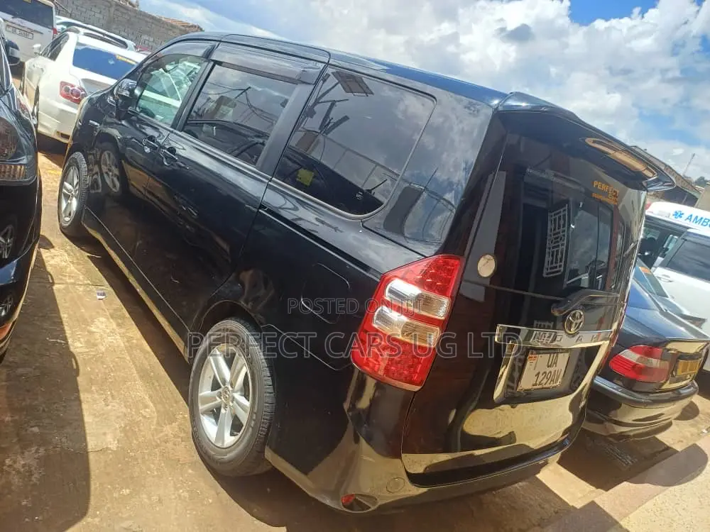 Toyota Noah 2.0 143hp AWD (8 Seater) 2011 Black