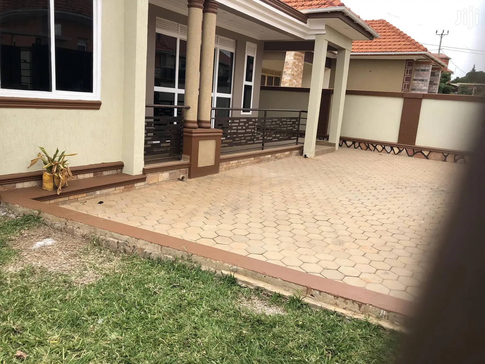 Kira Mamerito Road House In Tarmacked Neighborhood