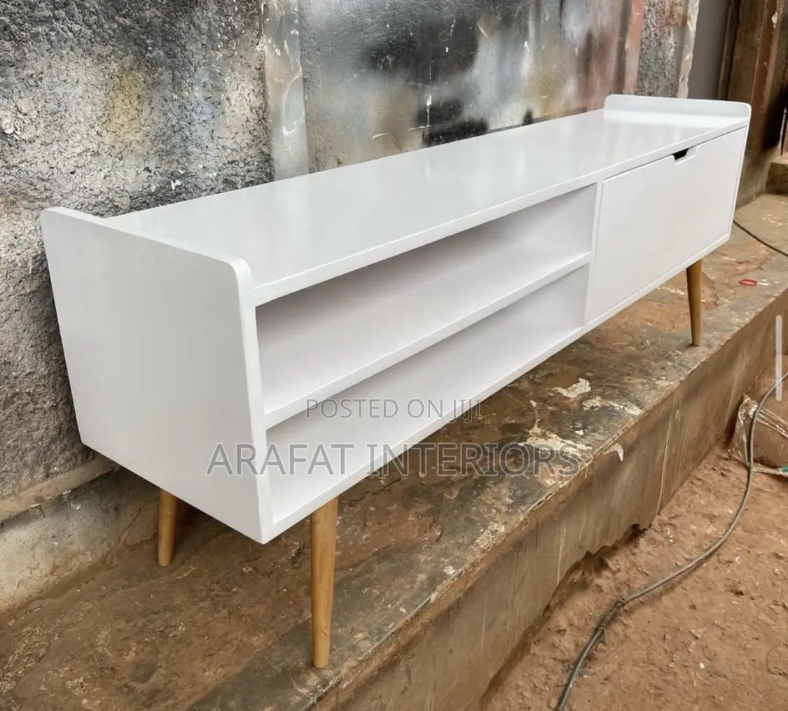 Unning Modern White Tv Console / Media Stand in Excellent Condition.