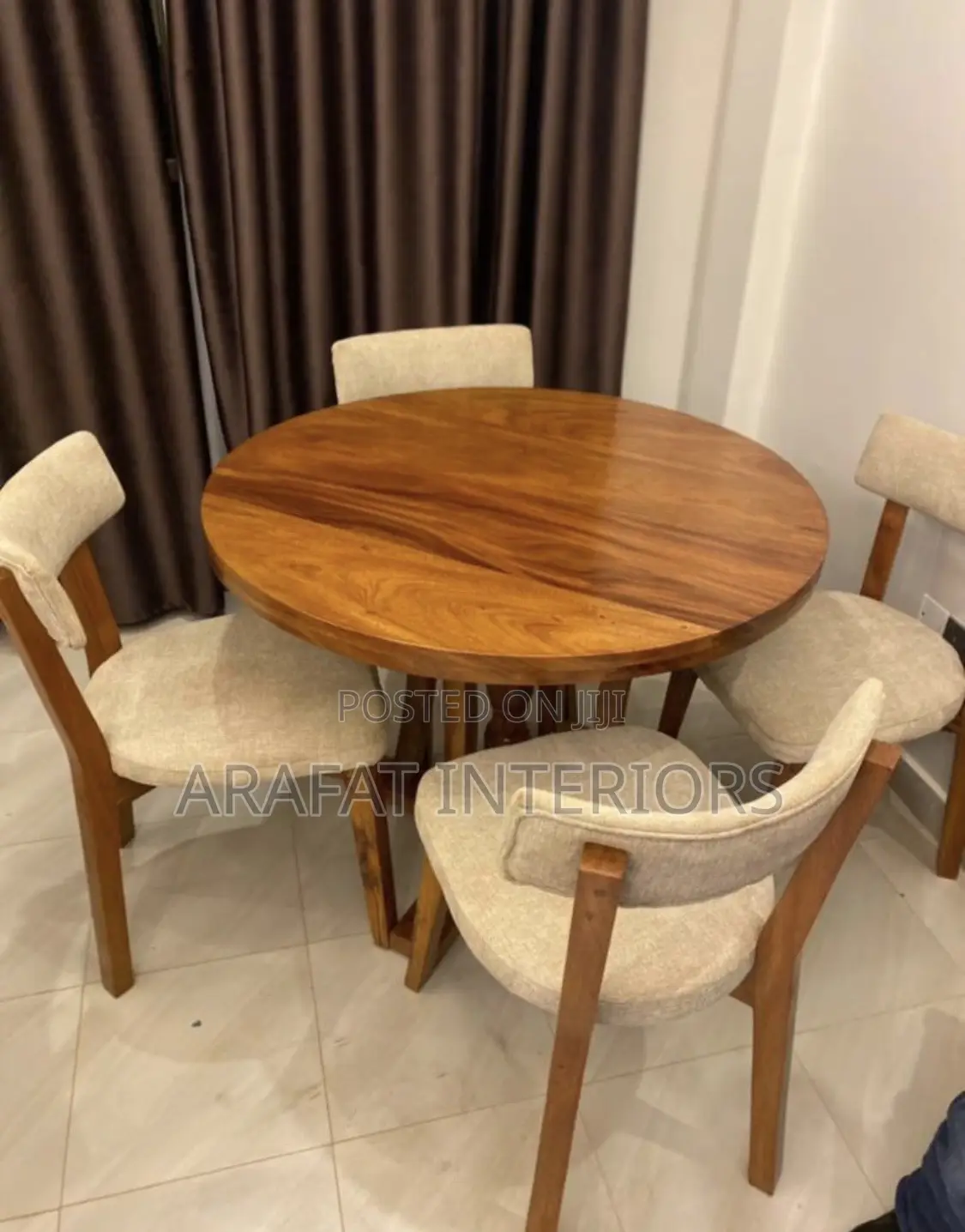 Beautiful Warm-Toned Round Wooden Dining Set in Excellent Condition.