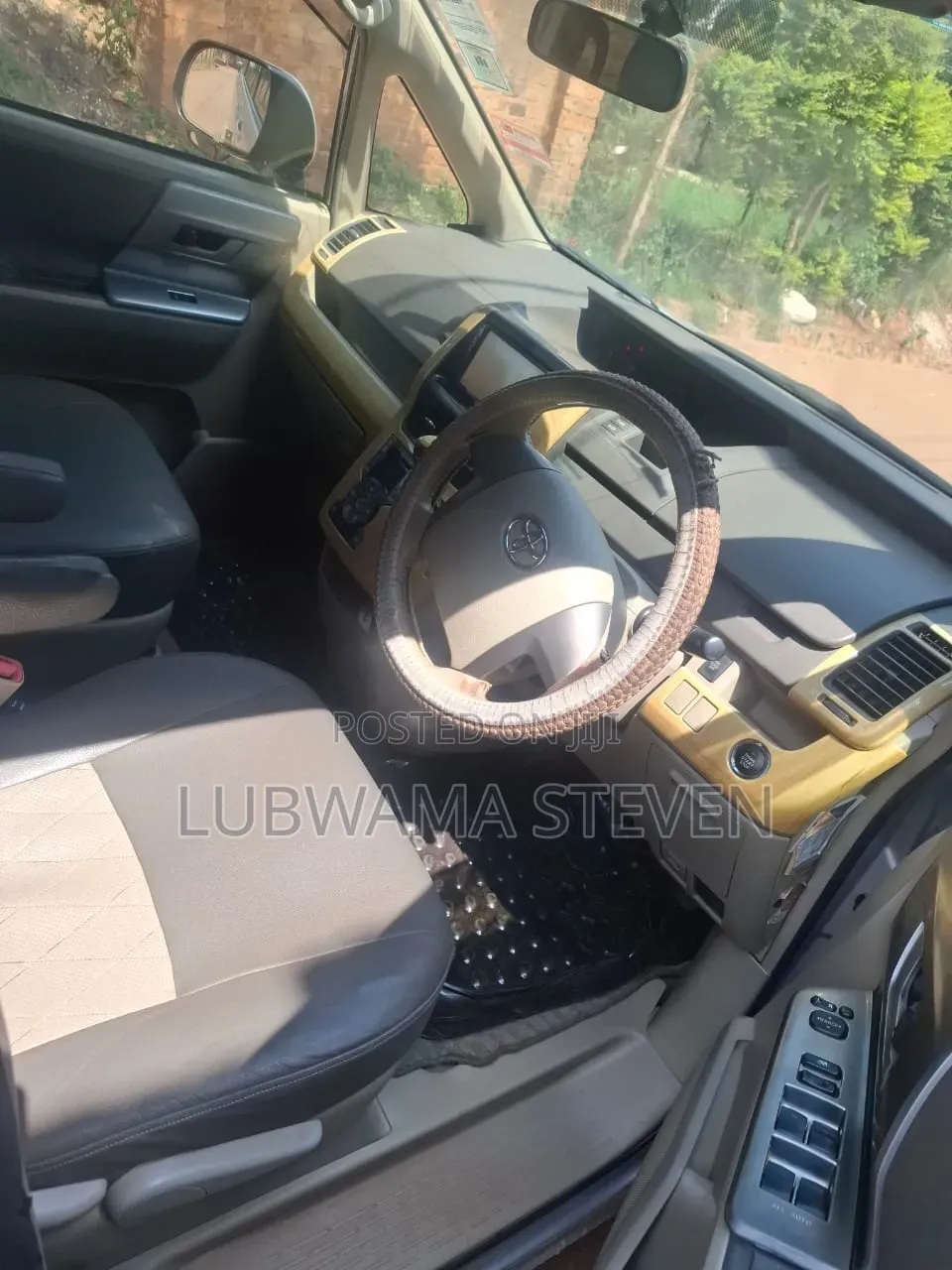 Toyota Noah 2010 Silver