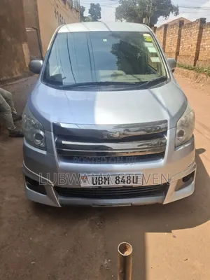 Toyota Noah 2010 Silver
