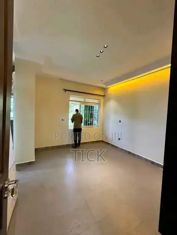 3bdrm Apartment in Muyenga, Central Division for rent