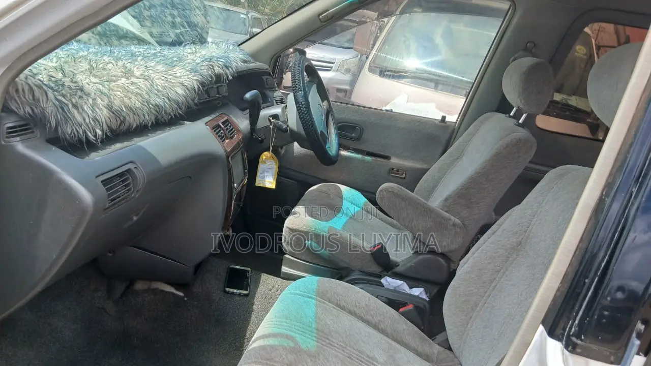 Toyota Noah 2.0 FWD (8 Seater) 2001 White