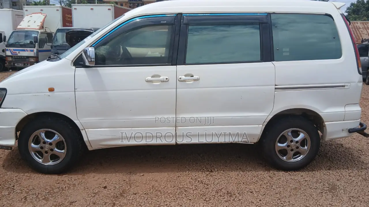 Toyota Noah 2.0 FWD (8 Seater) 2001 White