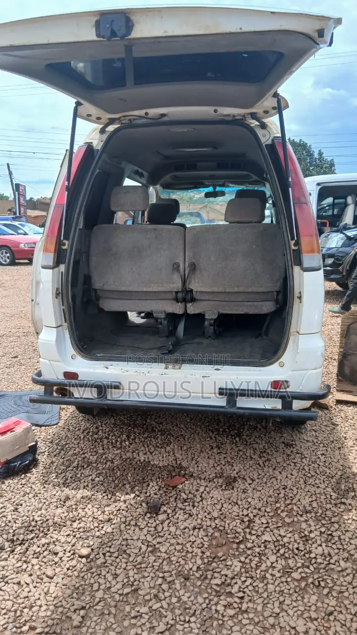 Toyota Noah 2.0 FWD (8 Seater) 2001 White