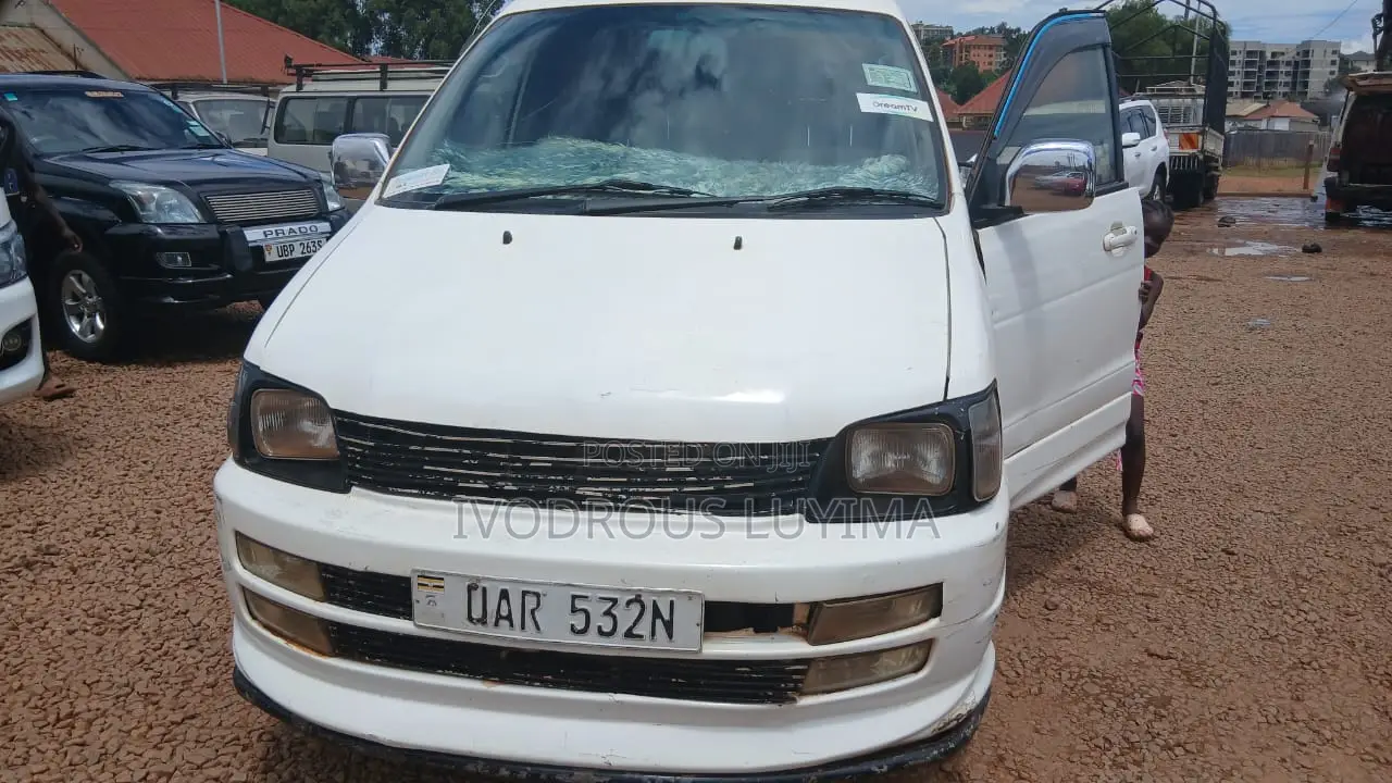 Toyota Noah 2.0 FWD (8 Seater) 2001 White