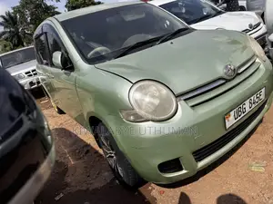 Toyota Sienta 2005 Green