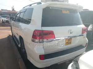 Toyota Land Cruiser 2010 White
