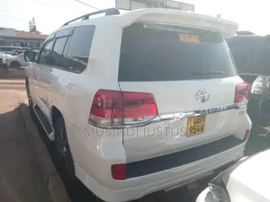 Toyota Land Cruiser 2010 White