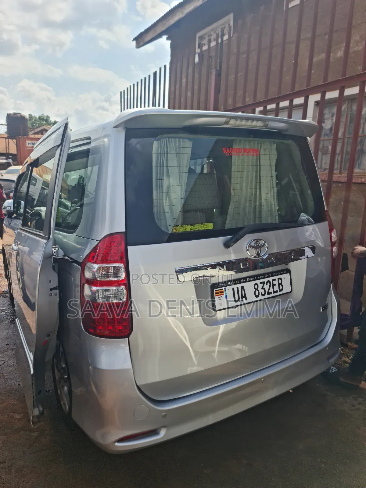 Toyota Noah 2011 Silver
