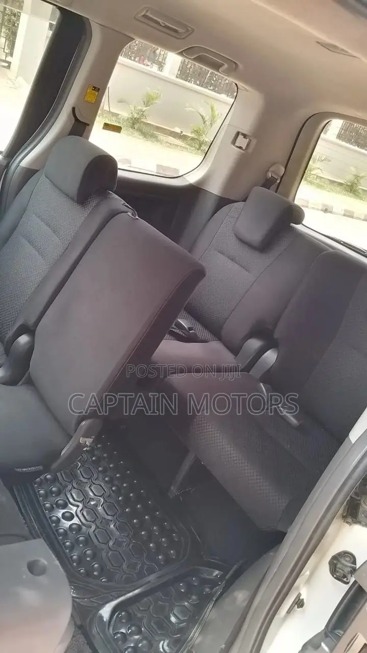 Toyota Noah 2010 White