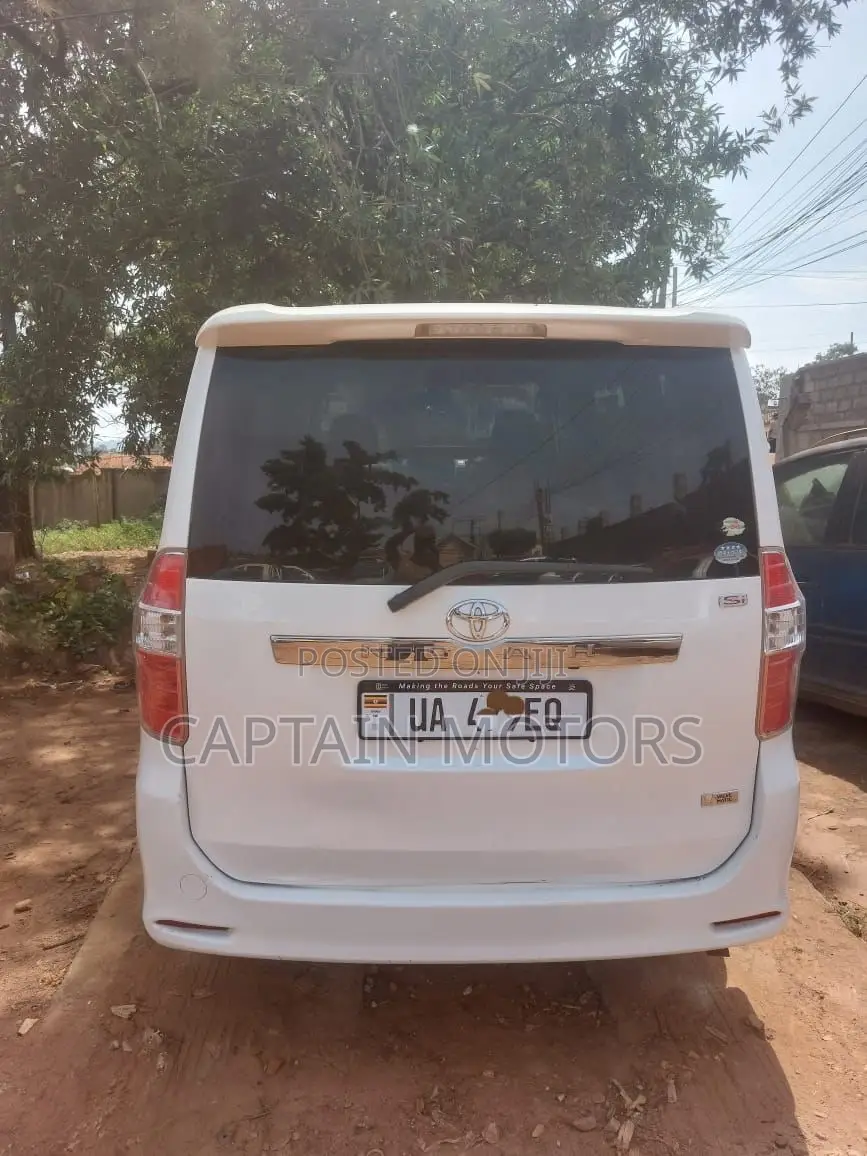 Toyota Noah 2010 White