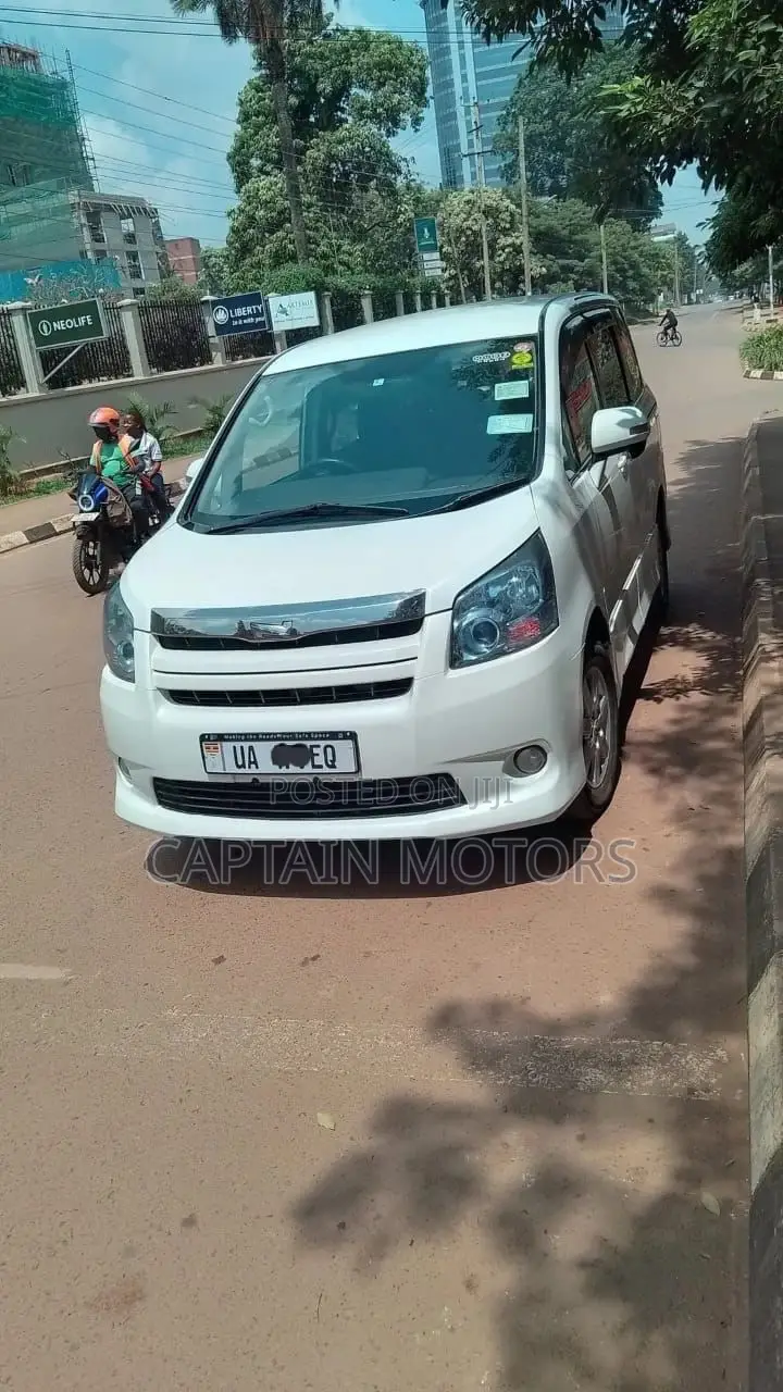 Toyota Noah 2010 White
