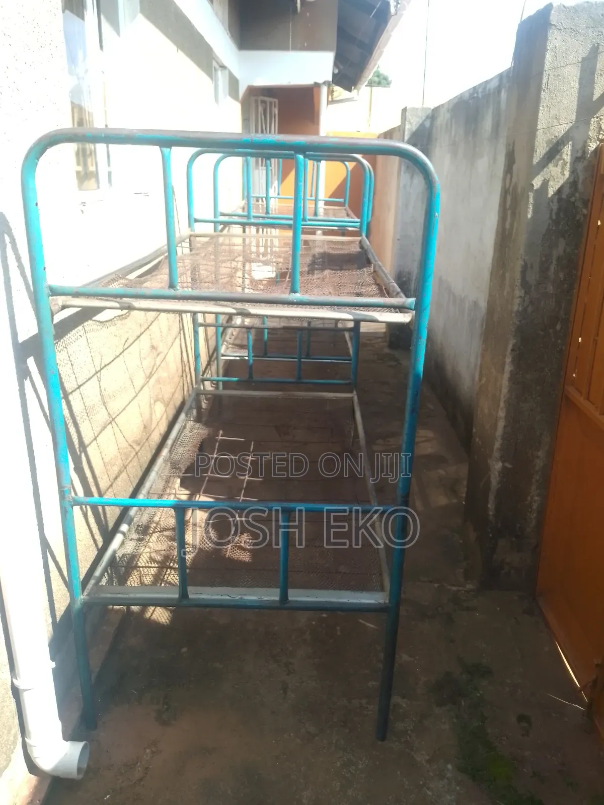 Used Metallic Bed: Two Sets of Double Decker Beds