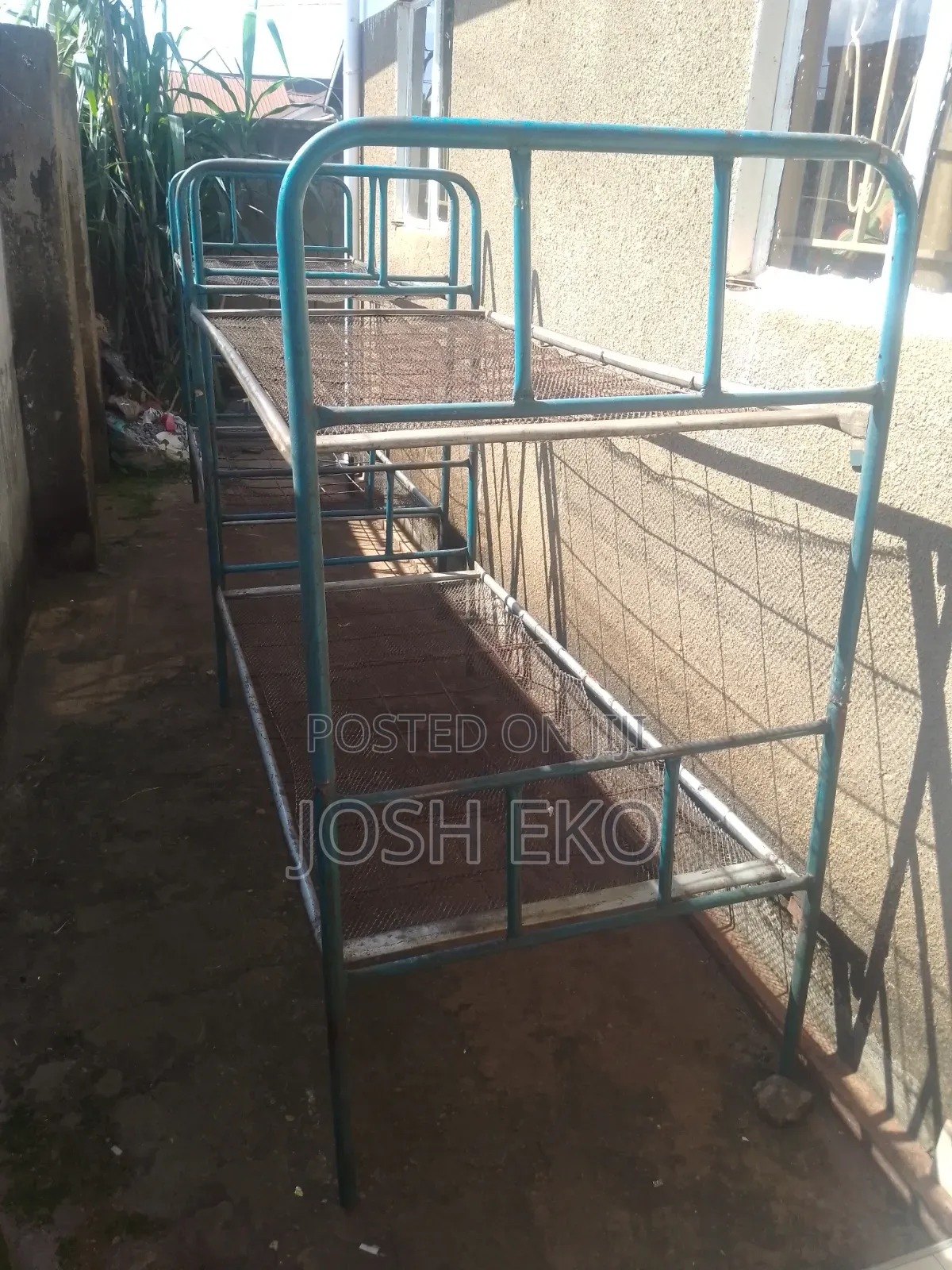 Used Metallic Bed: Two Sets of Double Decker Beds