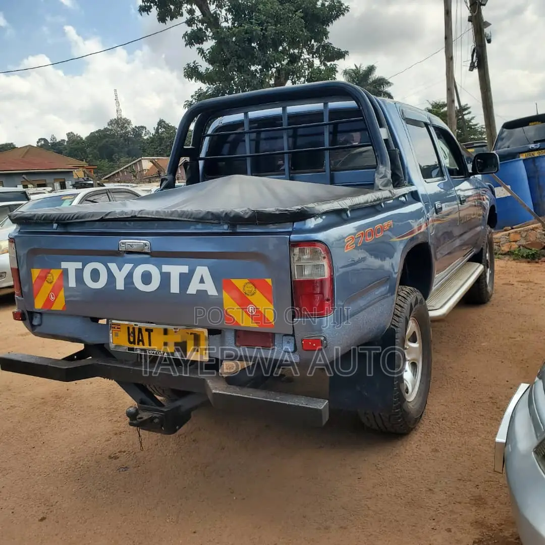Toyota Hilux 2004 Gray