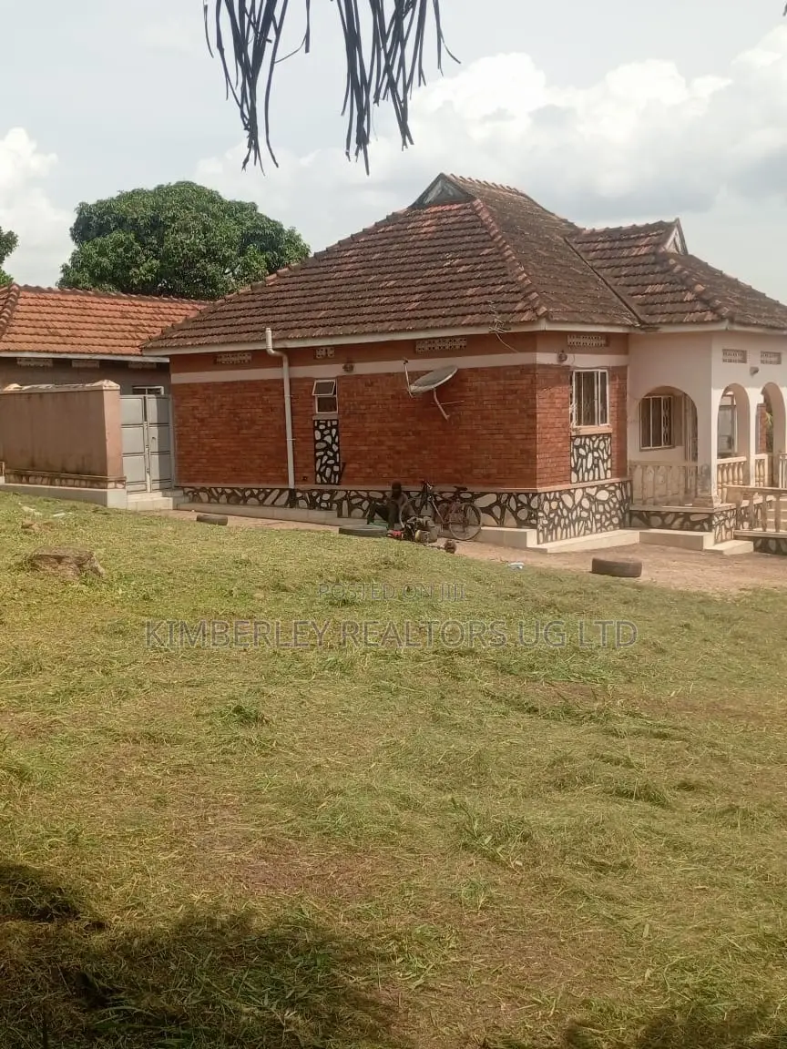 3bdrm Bungalow in Kawanda Nakyesajja, Division A for sale