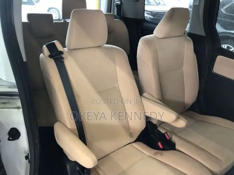 Toyota Noah 2.0 AWD (7 Seater) 2016 Off white