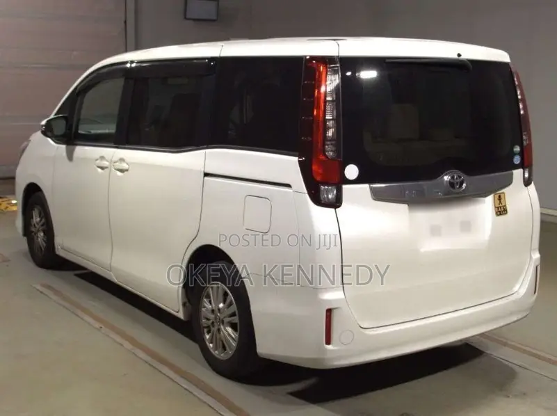 Toyota Noah 2.0 AWD (7 Seater) 2016 Off white
