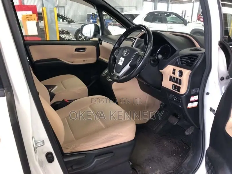 Toyota Noah 2.0 AWD (7 Seater) 2016 Off white