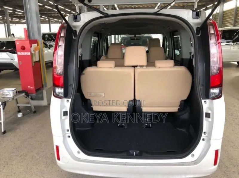 Toyota Noah 2.0 AWD (7 Seater) 2016 Off white