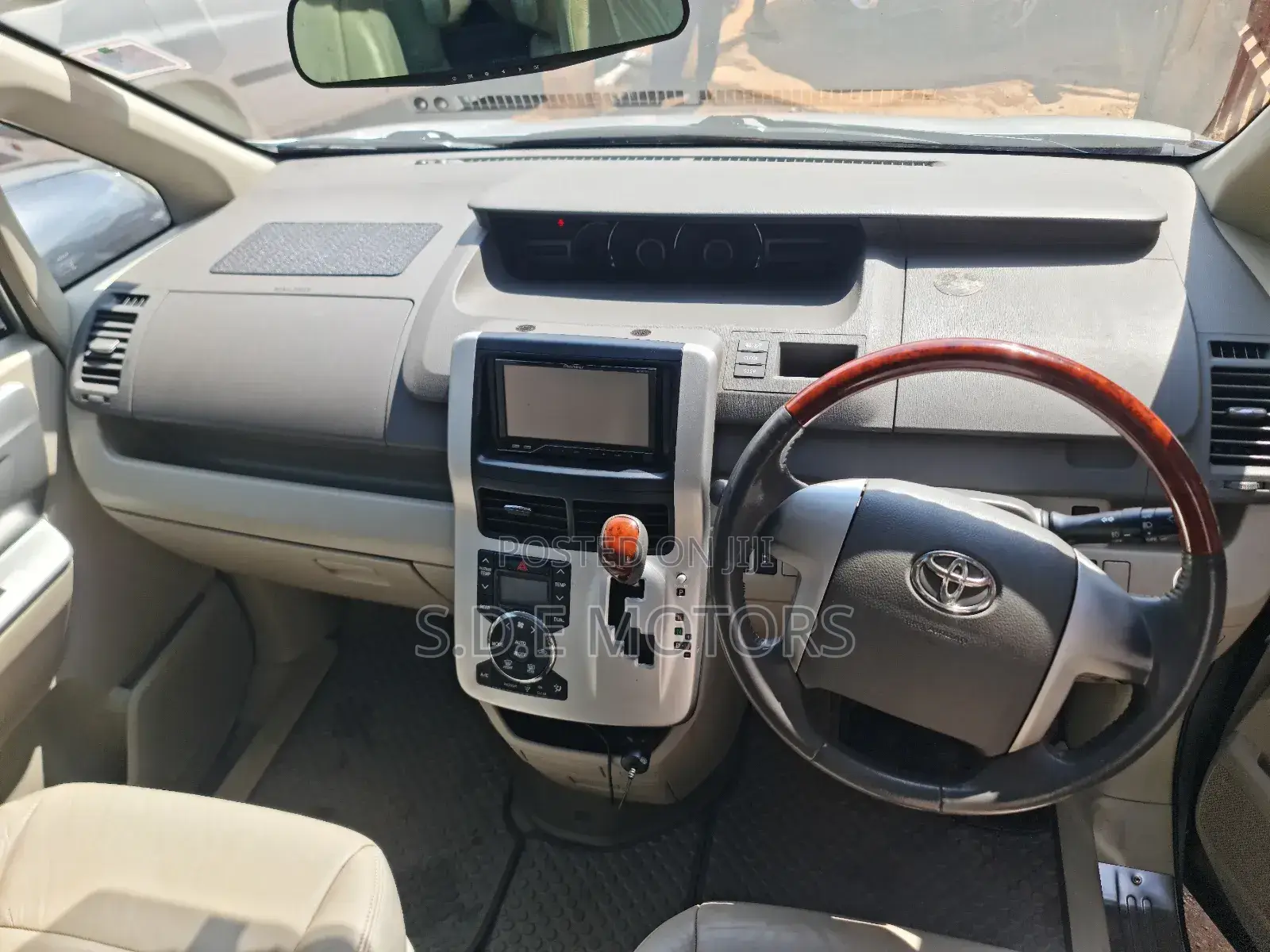 Toyota Noah 2013 Silver